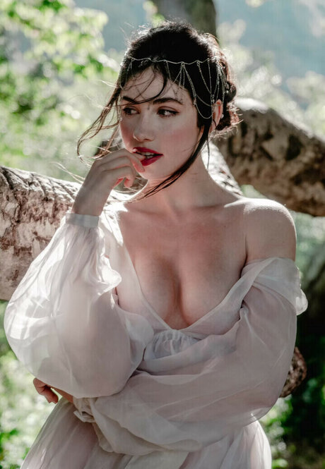 Maud Elena pretty model photos