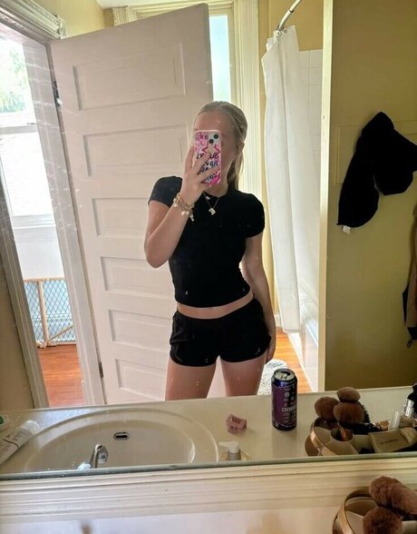 Bratd3mon pretty model pic