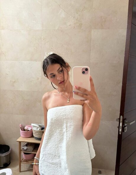 emilauri model pretty img