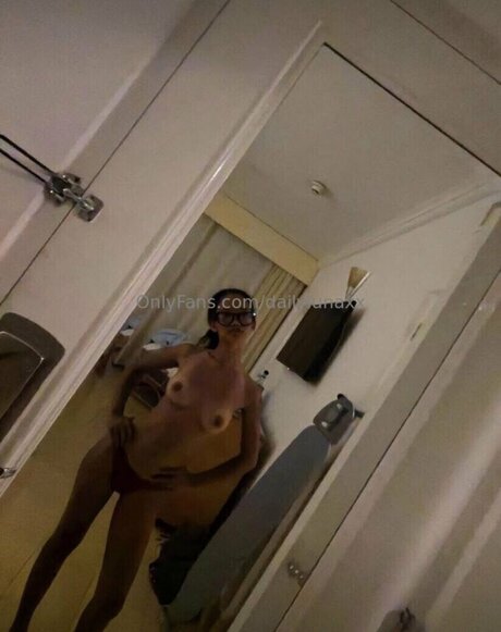 dailylunaxx erotic pornstar photo