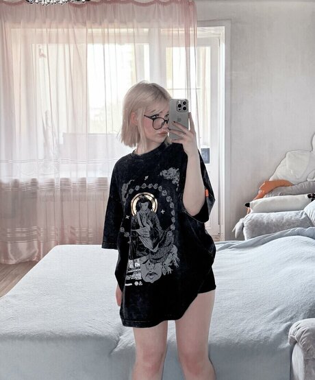 su ga r ik naked model image