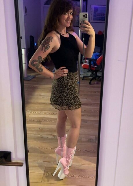 Tunnelsnakesfool model pornographic pictures