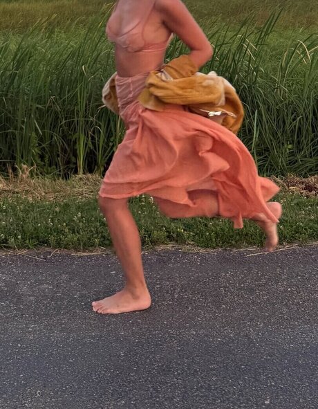 izzipoopi naked model photo