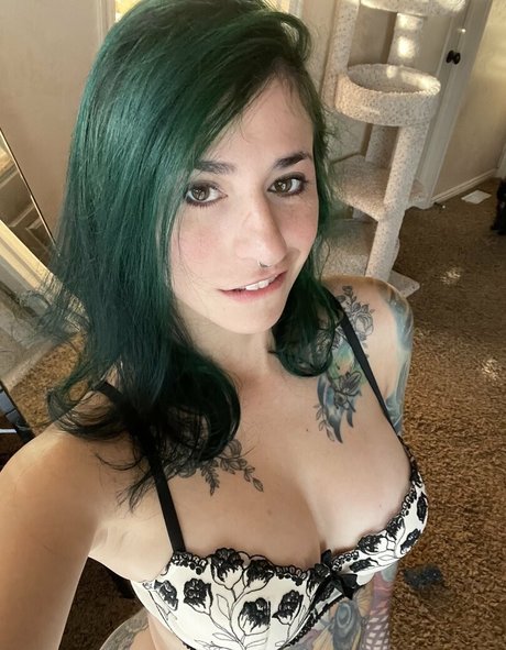 sentientbees2 xxx model picture