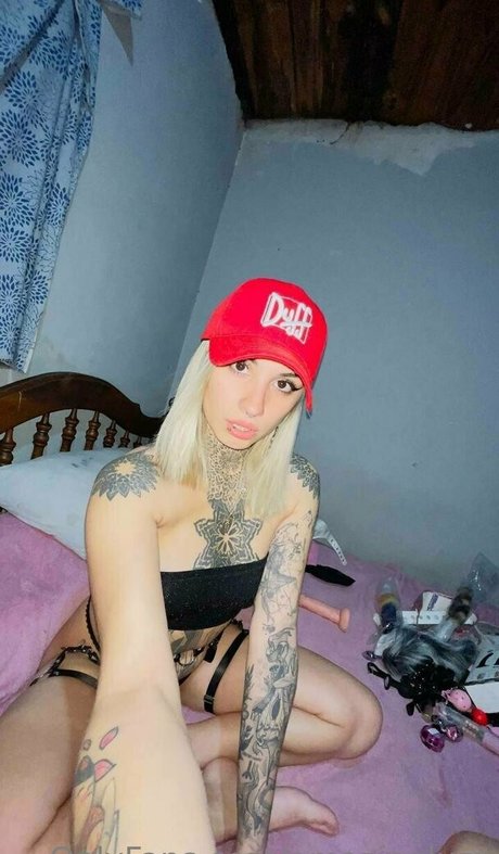 amazingluzz erotic model picture