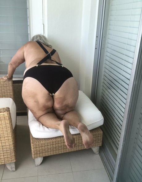 thebumbumbaroness model high quality image