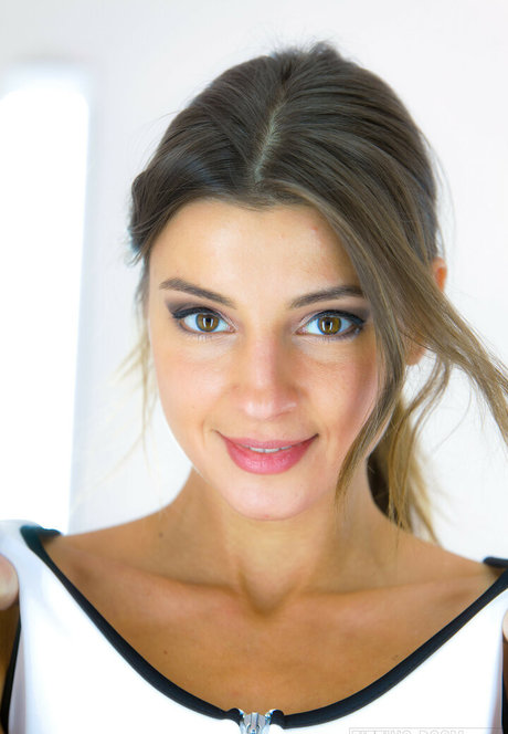 Fitting Room adult model pic