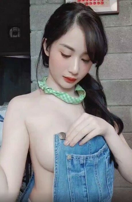 Akair Manita art model gallery