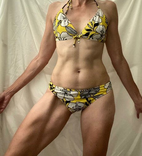 aska69 naked model pictures