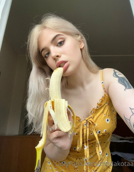 thedakotaa model nude photos