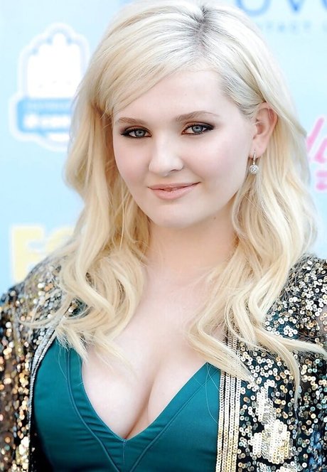 Abigail Breslin model hot image