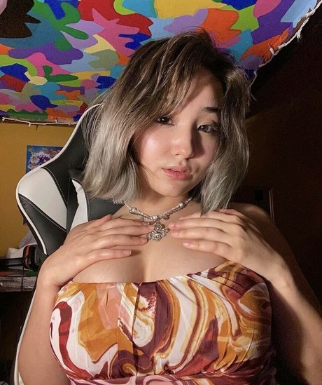 yvonnemoonie hot model img