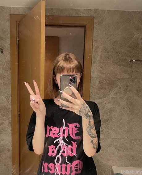 lolabuny18 naked pornstar image