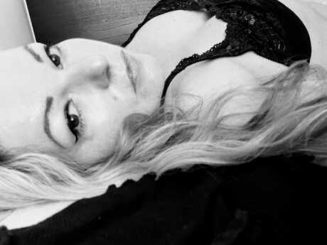 TINY TINY FEET best actress pic