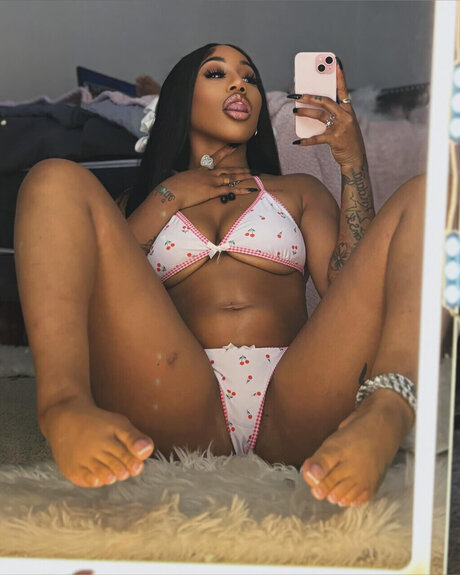 Pretty lipss_ model nice image