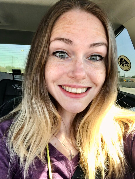 CorolineClovr erotic model img