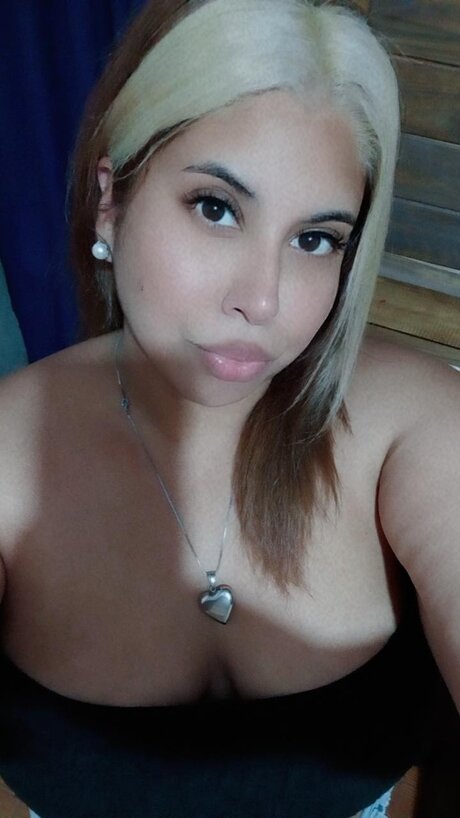 Nenu Den model hot images