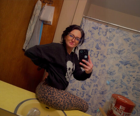 Lil Freckled Goddess star erotic photos