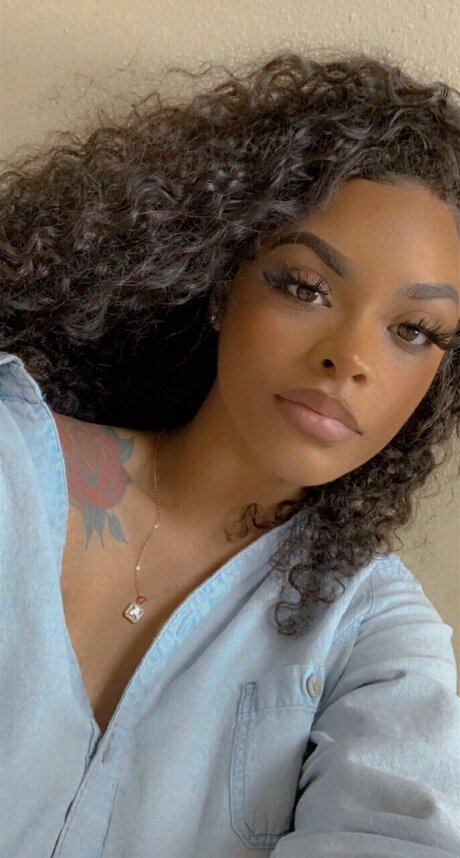 LightSkinnTaee pornstar nudes img