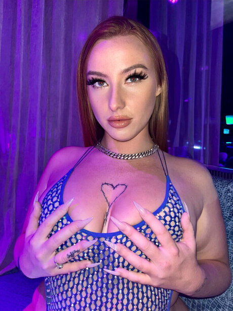 Anna Red VIP xxx actress galleries