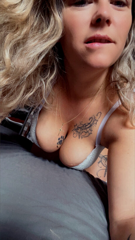 Gwen_ model adult photo