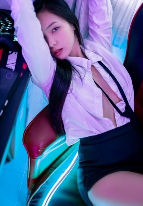 Nachpatcharawee nude model pic