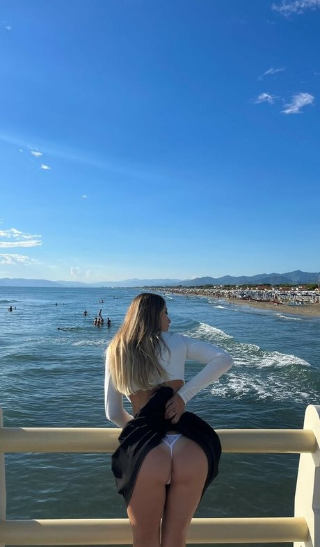 Eva Mentas hot actress img