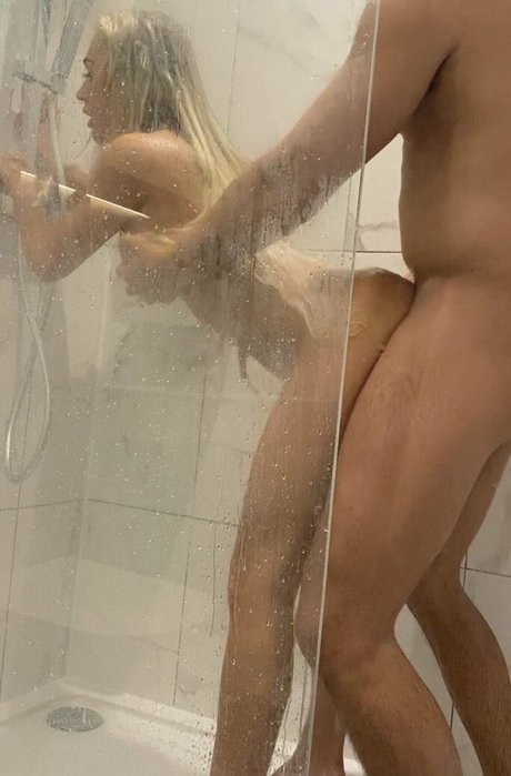 Hollyrobinson19 erotic star image