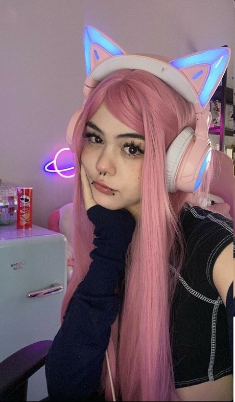 Say Cat Pe model pretty photo