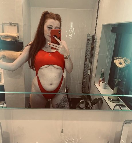 Molly Capper star naked picture