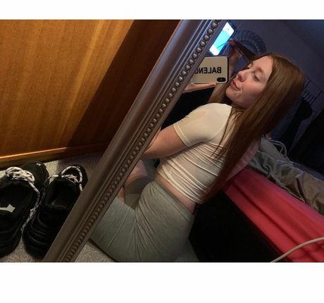 Molly Capper model perfect pictures