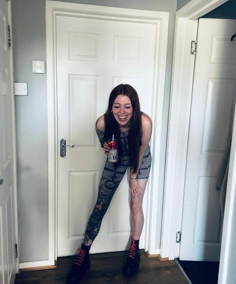 Molly Capper model naked photo