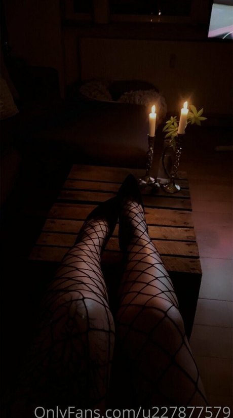 miss sexy feet model nice pic