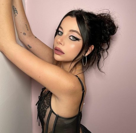 Ellise porn model img