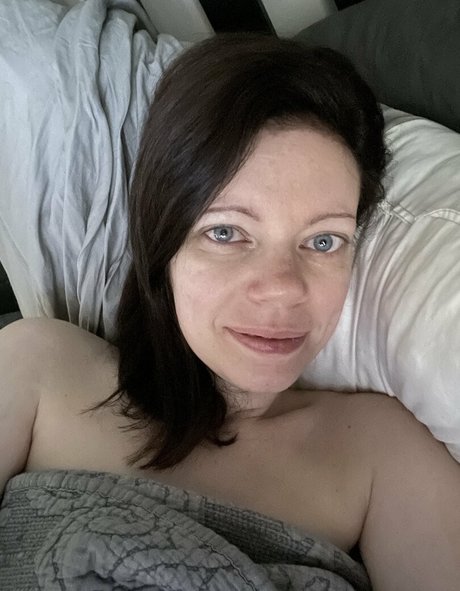 bedroom eyes free best model pic