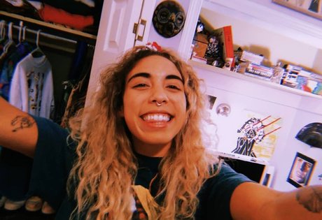 Indigo De Souza model adult picture