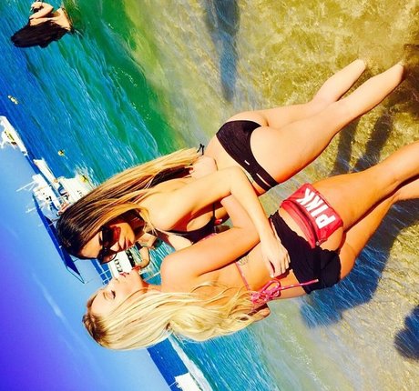 Amber BeIarski naked model img