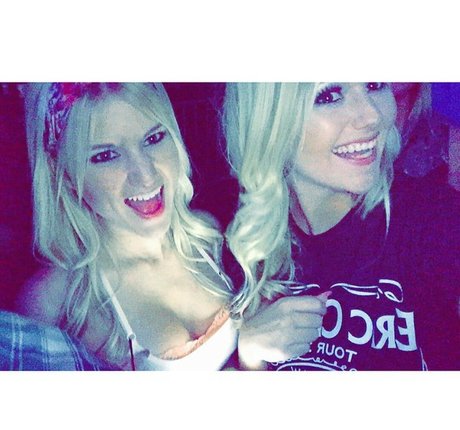 Amber BeIarski hot actress image