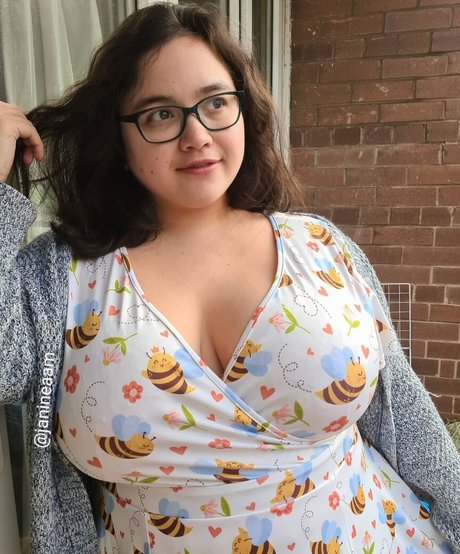 janineaam high quality model image