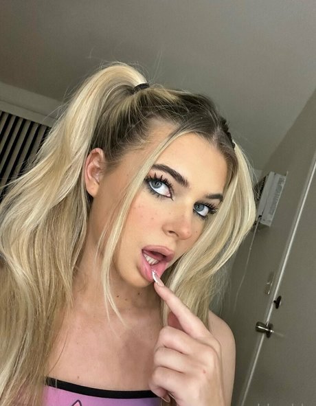 urbbaddy adult model photo