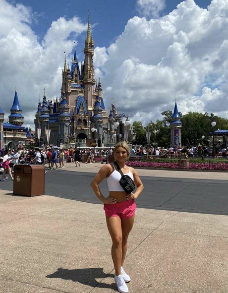 Lizzy Decologero model perfect photo