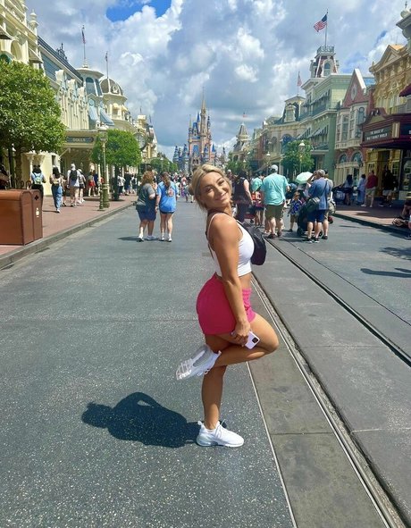 Lizzy Decologero exclusive actress img