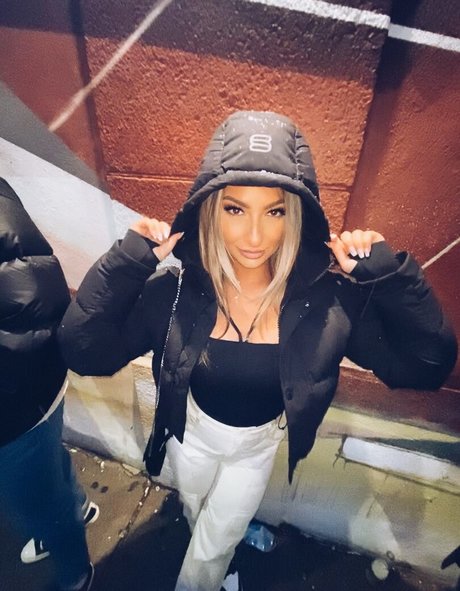 Lizzy Decologero sexy model gallery