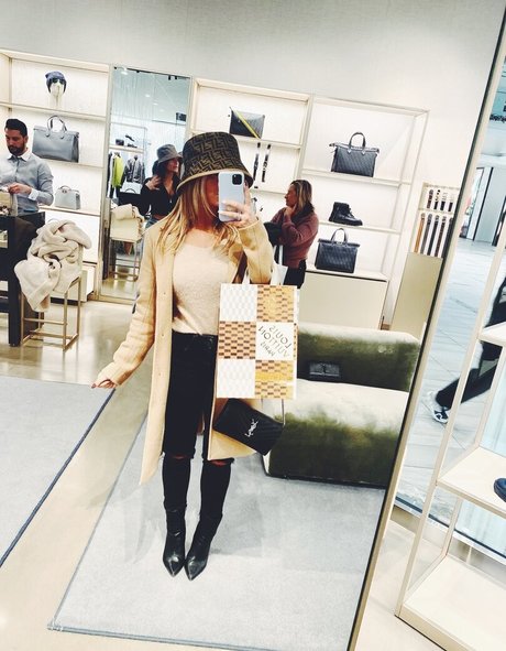 Lizzy Decologero erotic model photos