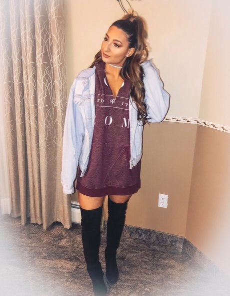 Lizzy Decologero erotic star pictures