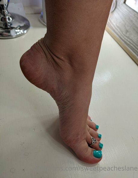 sweetpeacheslane model pretty pic