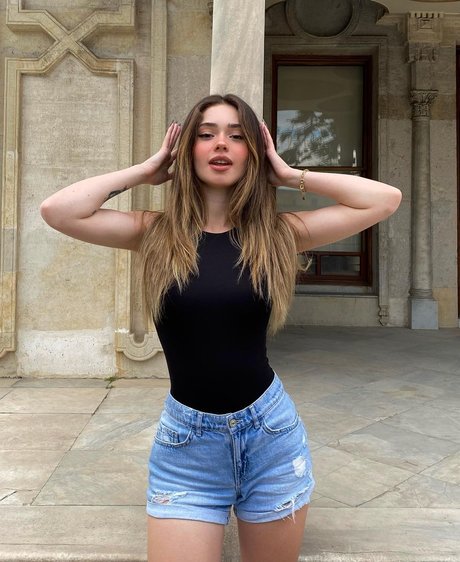 Melike Saygin adult model pics