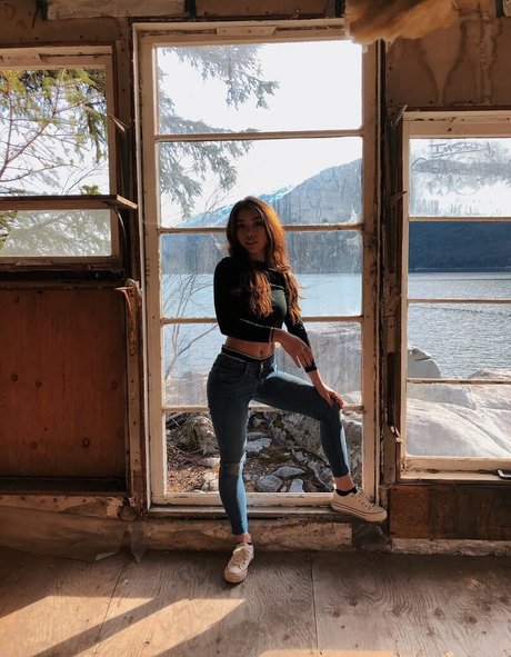 Mikah Tia pretty model gallery