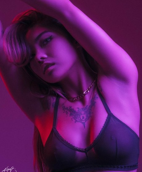 Mikah Tia erotic pornstar pics