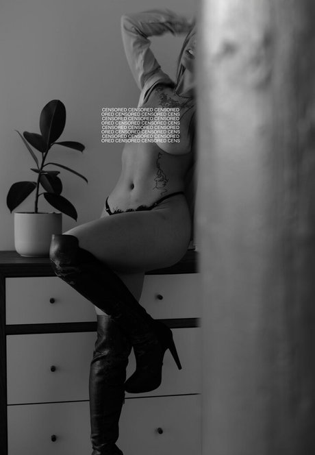 Mikah Tia model sexy photo